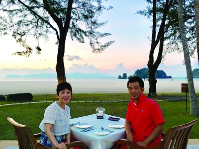 两夫妇于去年12月到浮罗交怡旅游,被当地的美丽海景深深吸引了。