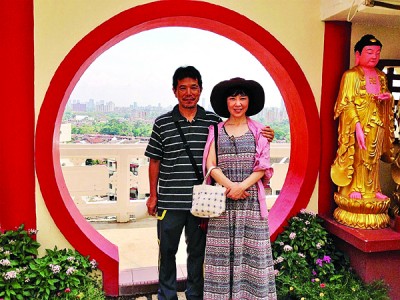 2015年3月,丰村隆夫妇俩前往槟城极乐寺观光,了解多元宗教文化。