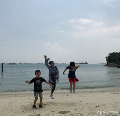 3人在海滩玩得不亦乐乎。
