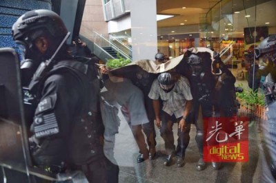 警员在拟定好的路线进行护送重要人物的演习行动。