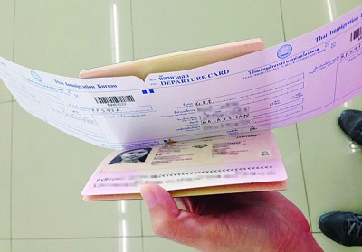 本报记者没受到泰国移民局官员指示,缴付盖护照小费才能过关。