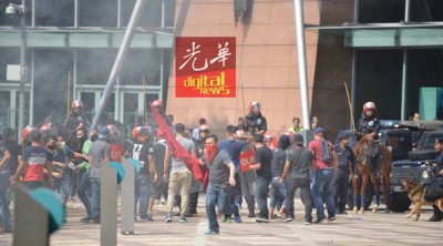 警员进行镇暴演习,场面逼真。