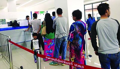 入境泰国的民众也没将钱夹在护照内。