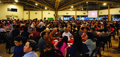 中化105周年校庆晚宴上,林明才(左2)与赞助人吴少玲(左起)、林金本与林培添一同进行亮灯仪式。