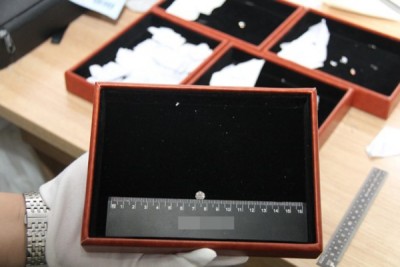 深圳海关检测后确定走私物品为钻石。