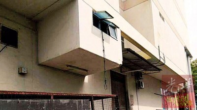 破门而入者疑从一楼窗口处潜入爆窃,连砸破木板后直闯入办事处保险箱处干案。