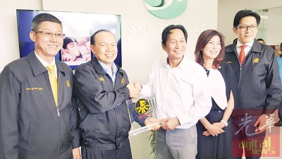 林伟才(左2)赠送纪念品予陈畐境(右3),左起黄英福、天源有限公司首席营运官郭伊能、执行董事陈秋村。