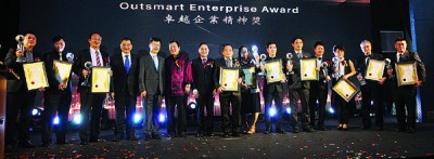 陈坤海(左7)通告赠FMA首屈一指企业精神奖给各得奖单位,左4自吗陈德钦、储开闵与黄家泉当人口。