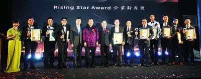 陈坤海(左7)通告赠FMA店新秀奖给各得奖单位,左5自吗储开闵、黄家泉、洪祖殿、洪永惠及王浩源当人口。