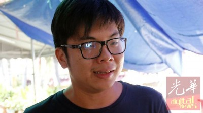 女死者黄美珍的大儿子张维康在丧府接受记者的访问。