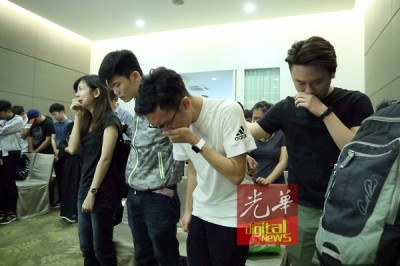 林知麟告别式播放着知麟过往点点滴滴的照片,二姐林舒菁(左)与一众亲友看了泣不成声。