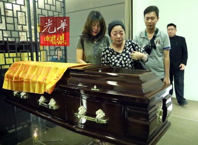 林妈妈在知麟的棺木前,再三叮咛必须好好学佛,等她临终时记得来接她。