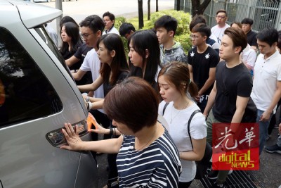 家属和好友为林知麟扶柩,并送他最后一程。