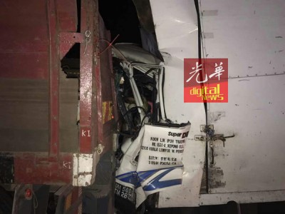 男死者驾驶罗里(由)车头严重损毁。