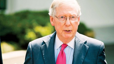 小麦康奈尔代表,参议院会辩论是否投票决定新医保。(法新社照片)