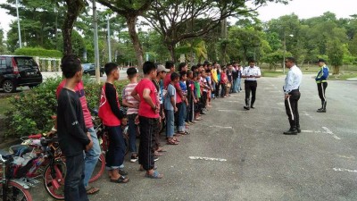 40号称跨蚊型脚车骑士排排站,为交警当街训话。(获自脸书)