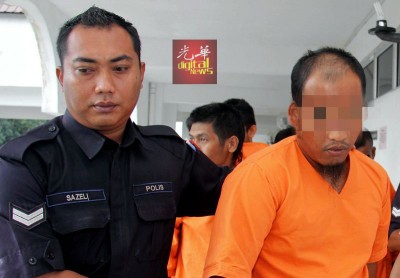 助理舍监今年4月23日曾因涉嫌以水管殴打11岁男童而被带上庭延扣。