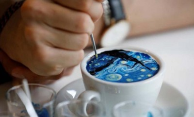 李康彬在拿铁咖啡上复制梵高的《星空》、蒙克的《呐喊》等名画,吸引许多顾客上门光顾,他也因此成为粉丝众多的韩国“网红”。