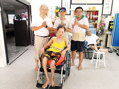 瘫痪失智的倪素音妈妈老妈妈暂时入住菩提馨园疗伤。后排右起:陈瑞万、林金山及周恩德。