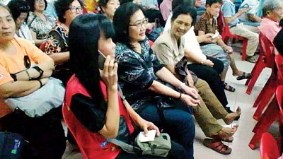 出席座谈会民众测试警方热线。