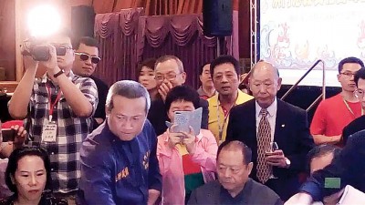 王家卫(立者左2)针对洪门古礼“崇敬鱼肉”跟“崇敬肉”典礼特别有兴趣,啊上围观看仪式进行。