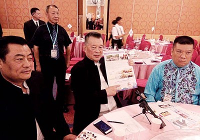 刘会进(蒙)以山东码头官许刚(左)跟海内外洪门联盟马来西亚特派员孙艪华的伴随下,开记者会。