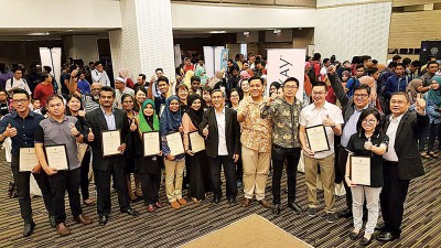 拉昔赠送感谢状予参展的15位商家。