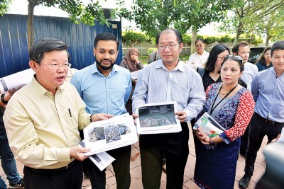 左起曹观友、Think City执行董事韩丹、丹绒国会议员黄伟益和槟首长机构副经理峇拉迪,向媒体讲解草场提升工程。