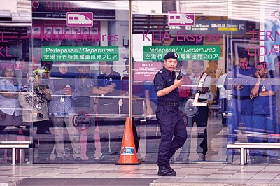 为了加强应对能力,警方在中环广场进行危机管理演习。