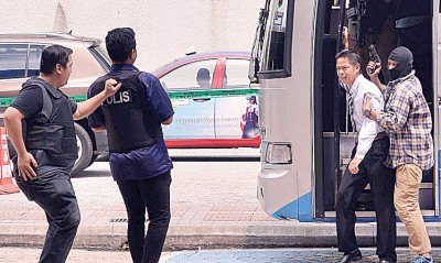两名“谈判专家”尝试与“匪徒”沟通,要求释放“人质”。