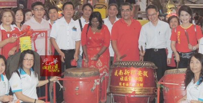 这是许国津(左3)参与武吉淡汶今年元宵节的活动档案照。
