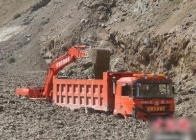 当地支队官兵正加强道路巡查出事地段。
