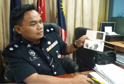 拉勿副警监向媒体展示小死者身上的瘀伤。
