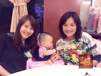 死者黄美珍(右),早前与媳妇及孙儿欢庆母亲节之影。
