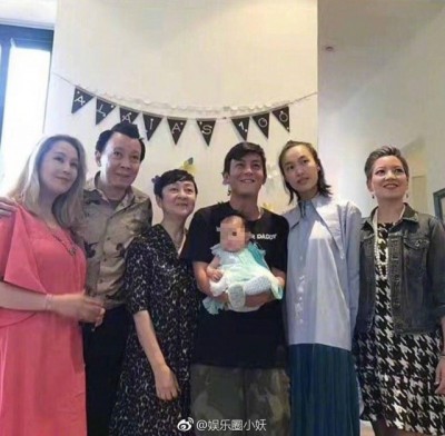 陈冠希(中)抱着爱女,与秦舒培(右2)及亲友庆祝宝宝满百日。