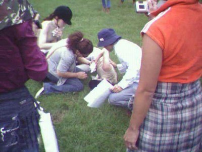 2005年赴大连拍摄广告,林志玲曾不慎掉马,致肋骨骨折及裂伤。