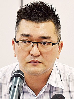 黄德亮代表申请者可携带信件到马华总部,渴求咨询服务。