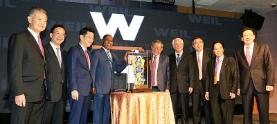 讴歌比里(左4)表示首不断领由中到底赠送的纪念币,左起刘瑞裕、黄惠康和戴良业,右起吗祝友成、林锦胜、李爱贤、林国璋和锺朝森。