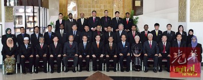 威省市政局新任主席及秘书宣誓就职礼后,全体出席者合影。