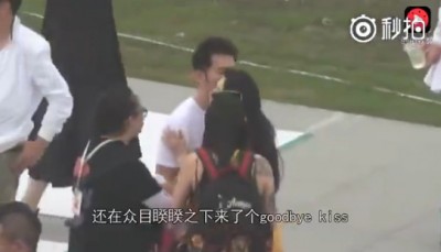 范冰冰(后右)临走前与李晨互亲脸颊道别。