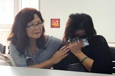 李雅蕊在记者会上谈及近日来饱受滋扰,不禁落泪痛哭,一旁的吴瑞音给予安慰。