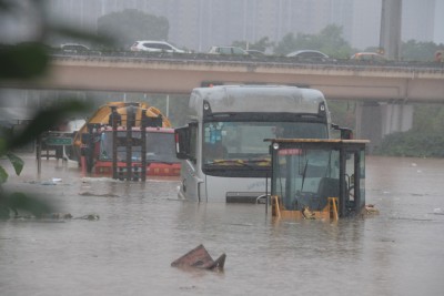 长沙城区道路淹水,汽车浸泡洪水中。(新华社照片)