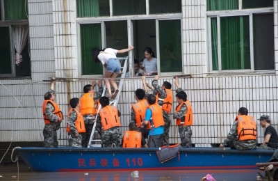 民兵应急分队在湖南省新邵县酿溪镇解救被困群众。(新华社照片)