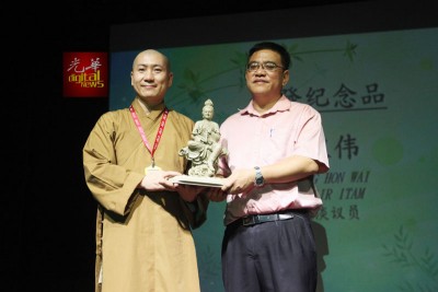 衷心易法师(左起)通告纪念品予黄汉伟。
