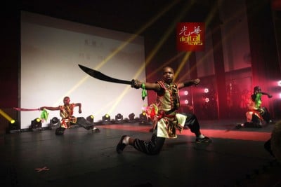 非洲孩童通过武术表演呈现中国文化令人惊奇,现场观众掌声不绝。