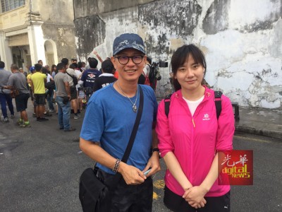 许证球(左)与尚晓蕾在拍摄现场接受本报访问。