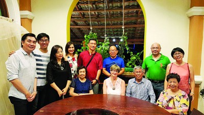 谈名光（前排右2）日前返乡，并与在槟城的亲人相聚用餐。