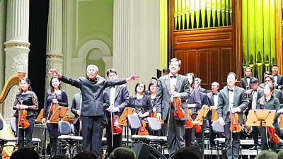  谈名光在美国杜佩郡青年交响乐团指挥长达36年。