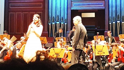 谈名光在锺灵100周年的音乐会上与李佩玲（左）同台演出。