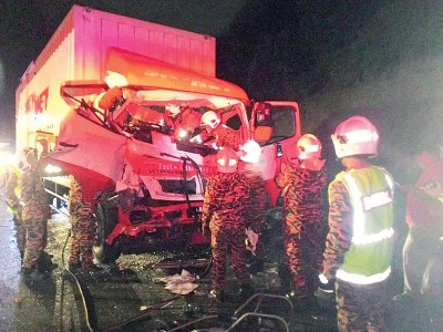 南北大道打巴往务边路段罗里遇到前面长巴,消除拯人员以抢救夹在车内之罗里司机。